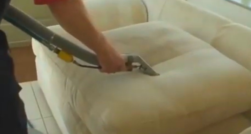 Процесс чистки мягкой мебели